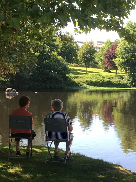 Camping Des Ribieres Hotel Confolens Eksteriør billede