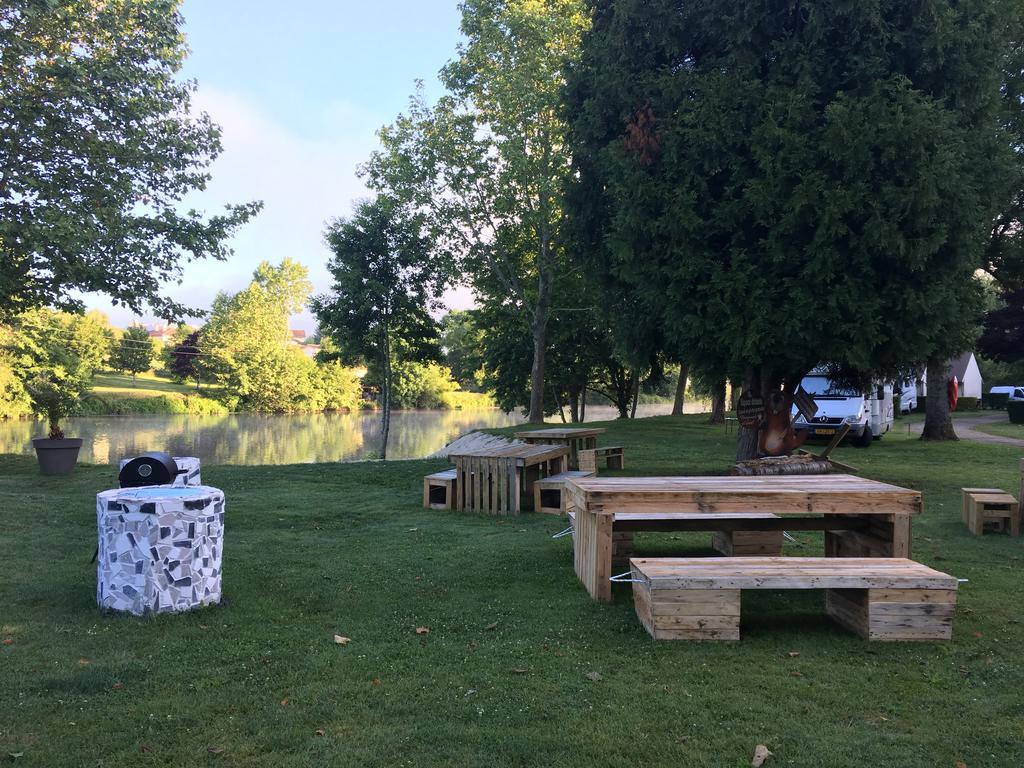 Camping Des Ribieres Confolens Eksteriør billede